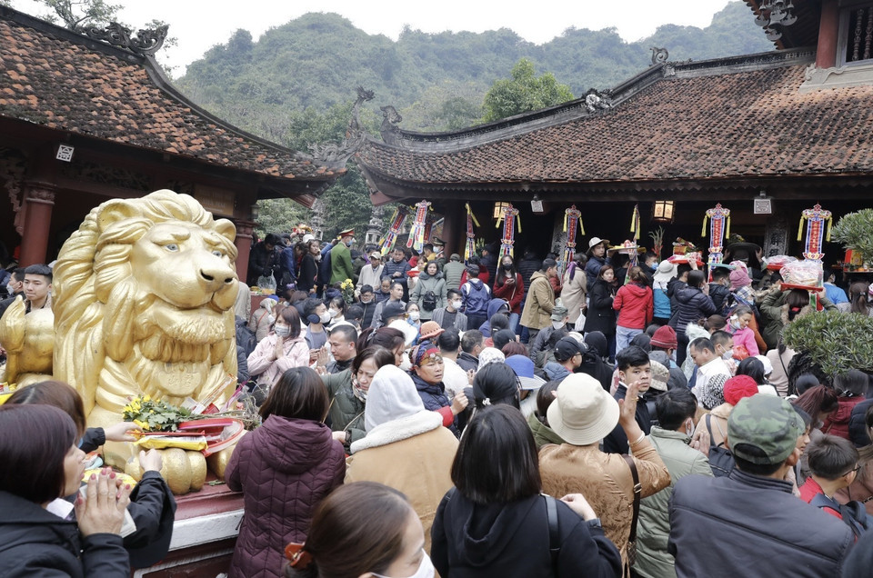 Đông đảo du khách thập phương tham dự lễ hội. (Ảnh: Trần Việt/TTXVN)