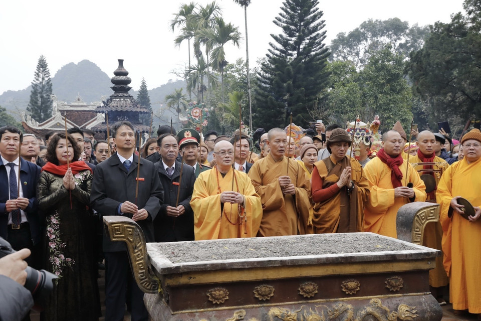 Thượng tọa Thích Minh Hiền, trụ trì chùa Hương cùng các đại biểu dâng hương tại lễ khai mạc. (Ảnh: Trần Việt/TTXVN)