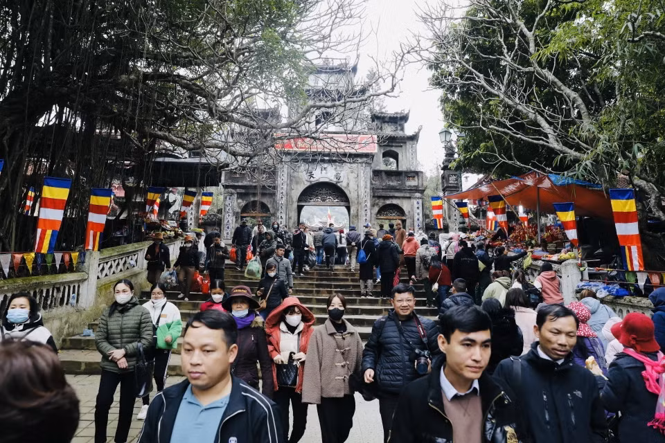 Đông đảo du khách thập phương tham dự lễ hội. (Ảnh: Trần Việt/TTXVN)