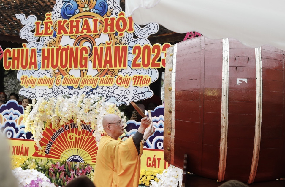 Thượng tọa Thích Minh Hiền đánh trống khai hội. (Ảnh: Trần Việt/TTXVN)