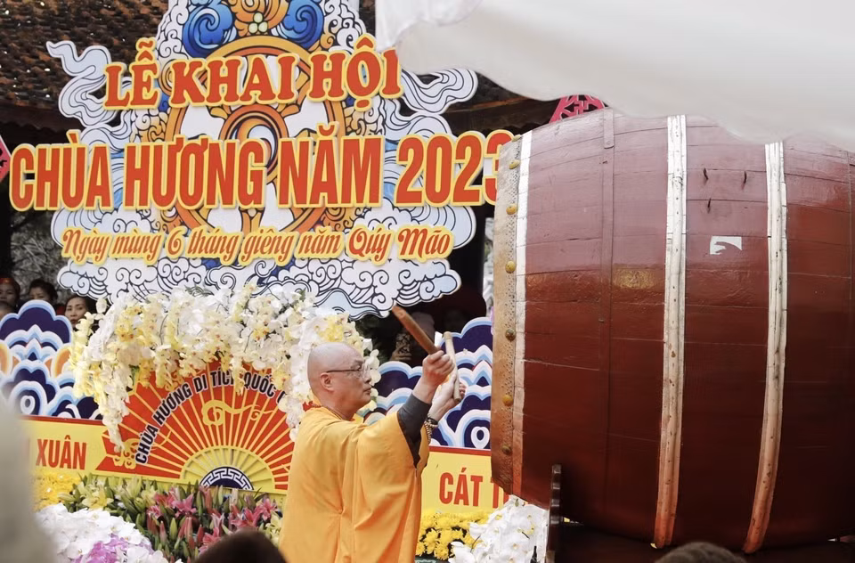 Thượng tọa Thích Minh Hiền đánh trống khai hội. (Ảnh: Trần Việt/TTXVN)