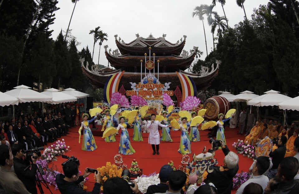 Biểu diễn văn nghệ tại lễ khai mạc. (Ảnh: Trần Việt/TTXVN)