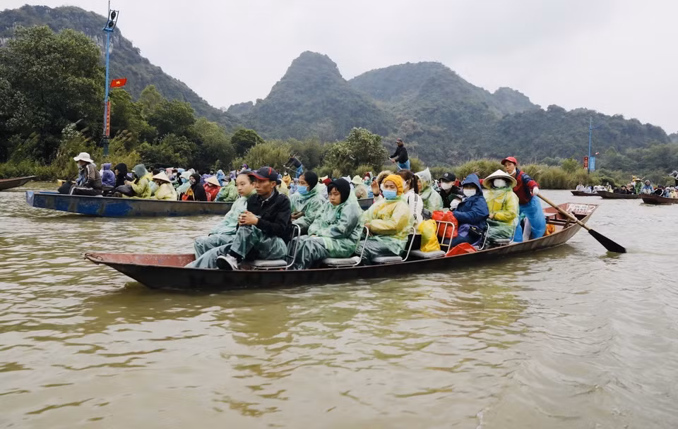 Du khách trảy hội trên dòng suối Yến. (Ảnh: Trần Việt/TTXVN)