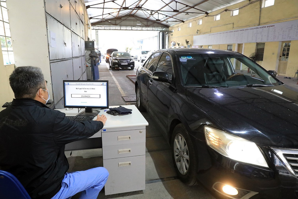 Các phương tiện đến đăng kiểm đều tuân thủ quy trình kiểm tra kỹ lưỡng. (Ảnh: Tuấn Anh/TTXVN)