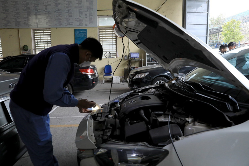 Kiểm tra hoạt động động cơ máy móc, đảm bảo an toàn khi vận hành trên đường của các phương tiện tại Trung tâm đăng kiểm xe cơ giới số 29.03V. (Ảnh: Tuấn Anh/TTXVN)