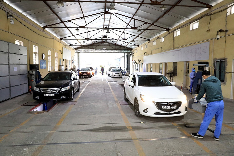 Các phương tiện đến đăng kiểm tại Trung tâm đăng kiểm xe cơ giới sô 29.03V. (Ảnh: Tuấn Anh/TTXVN)