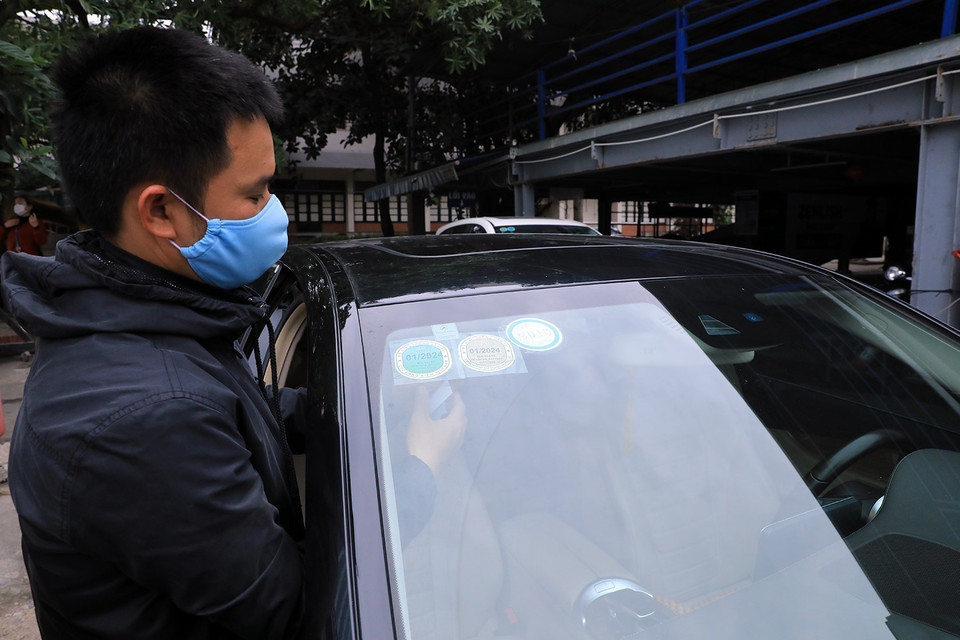 Các phương tiện tham gia giao thông đều phải có tem kiểm định mới được phép tham gia giao thông. (Ảnh: Tuấn Anh/TTXVN)