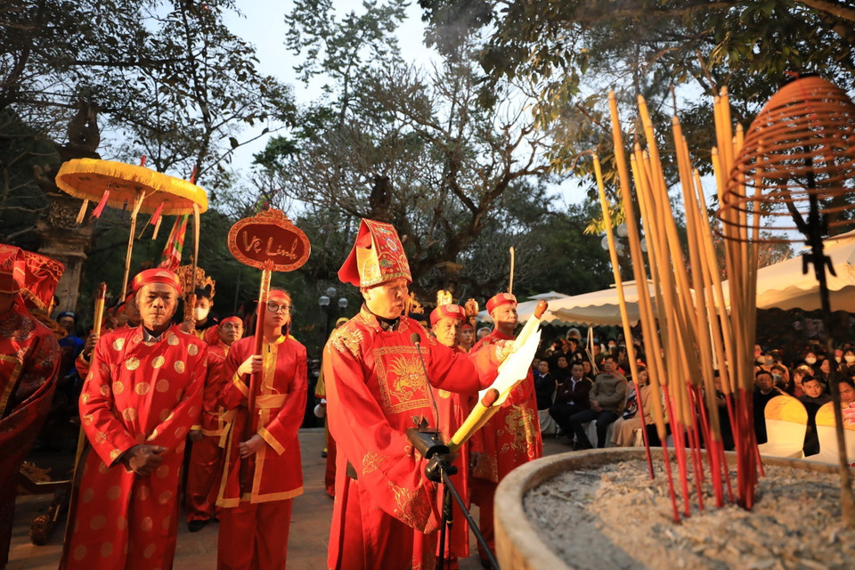 Tấu Chúc văn trong phần lễ khai hội. (Ảnh: Nhật Anh/TTXVN)