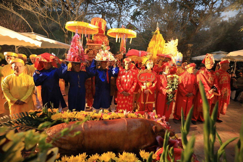 Từ 6 giờ 5 diễn ra lễ khai hội. (Ảnh: Nhật Anh/TTXVN)