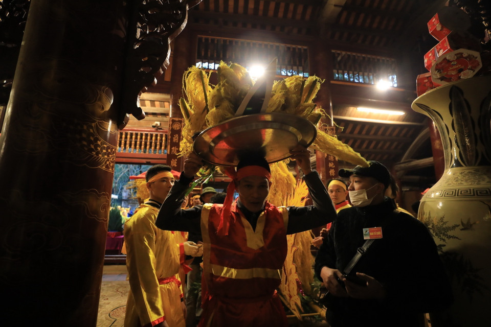 Dâng lễ hoa tre của thôn Vệ Linh, xã Phù Linh. (Ảnh: Nhật Anh/TTXVN)