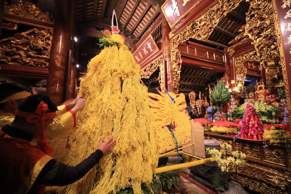 Dâng lễ giò hoa tre. (Ảnh: Nhật Anh/TTXVN)