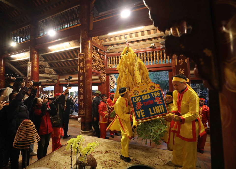 Lễ rước giò hoa tre và lễ tế của thôn Vệ Linh, xã Phù Linh. (Ảnh: Thanh Tùng/TTXVN)