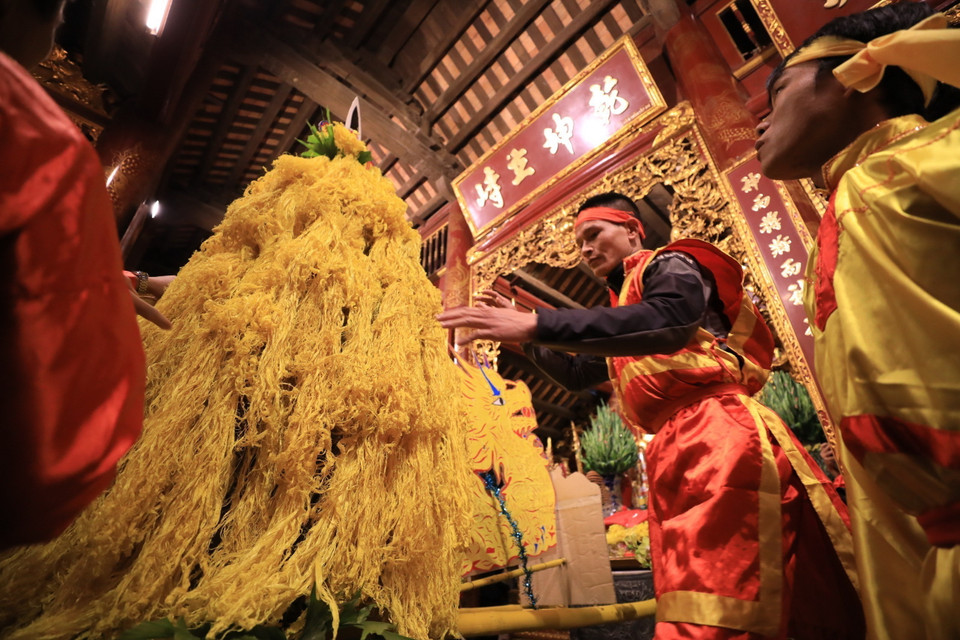 Dâng lễ hoa tre. (Ảnh: Nhật Anh/TTXVN)