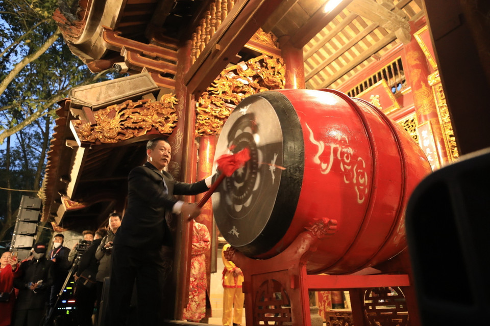 Nghi thức đánh trống khai hội. (Ảnh: Nhật Anh/TTXVN)