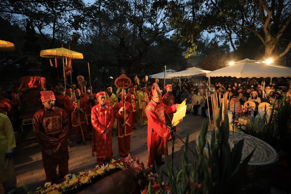 Tấu Chúc văn trong phần lễ khai hội. (Ảnh: Nhật Anh/TTXVN)