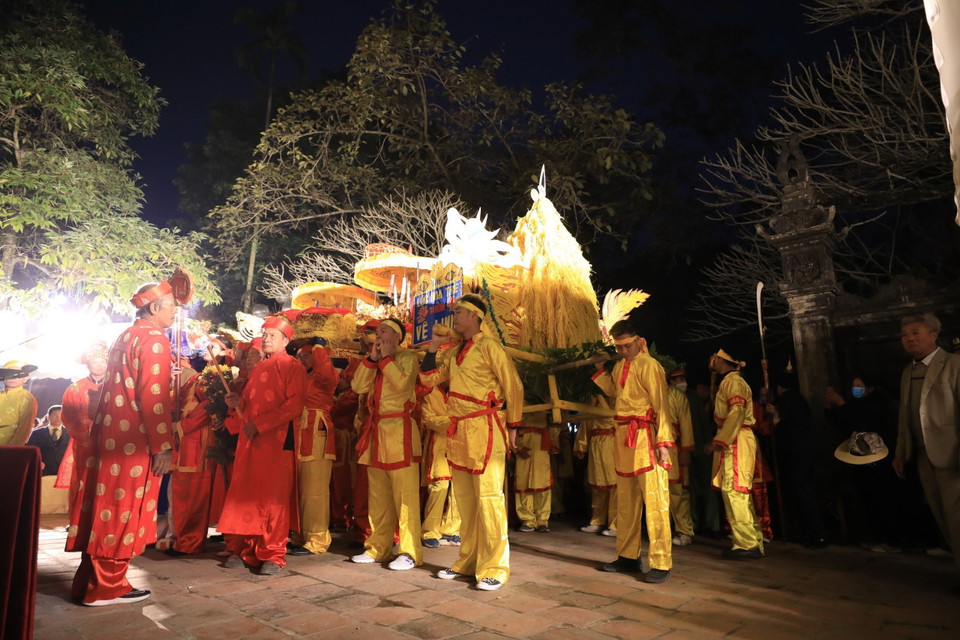 Lễ rước giò hoa tre và lễ tế của thôn Vệ Linh (xã Phù Linh). (Ảnh: Nhật Anh/TTXVN)