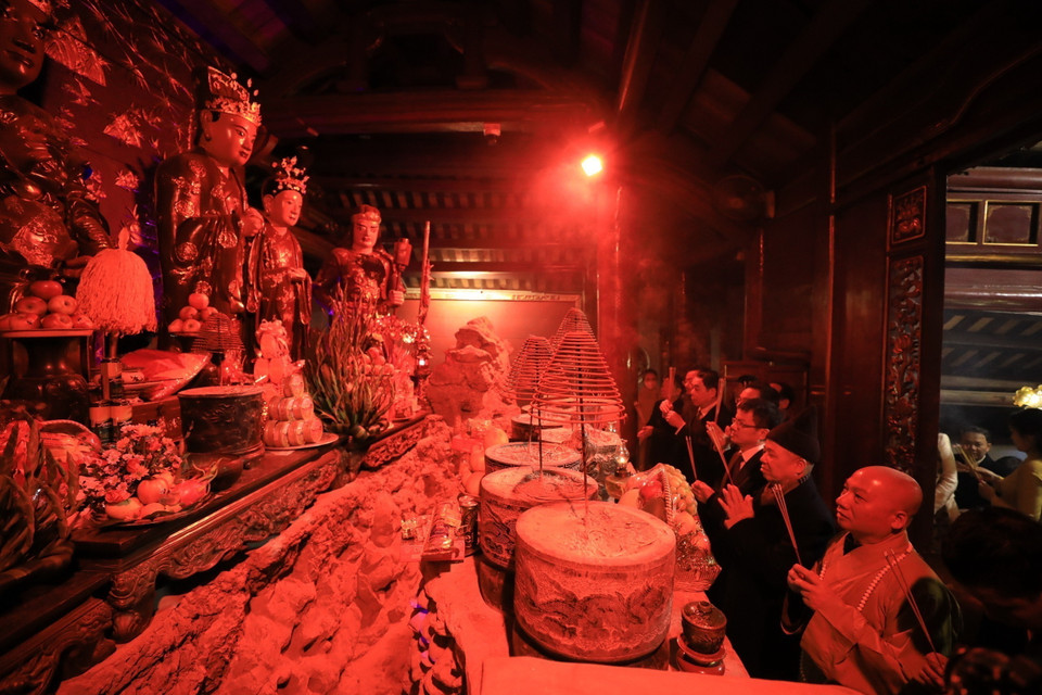 Đại biểu dự lễ dâng hương. (Ảnh: Nhật Anh/TTXVN)