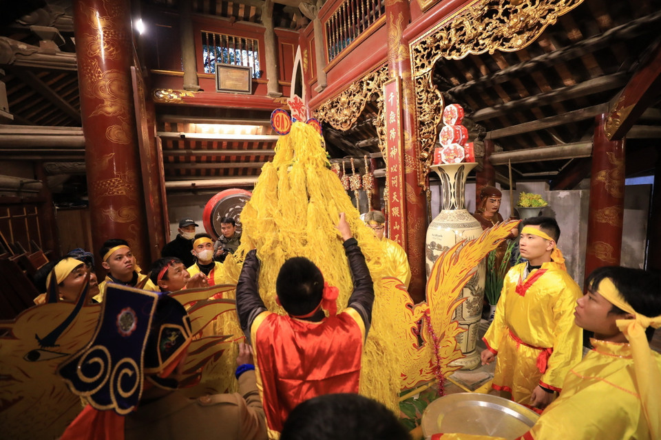 Dâng lễ giò hoa tre. (Ảnh: Nhật Anh/TTXVN)