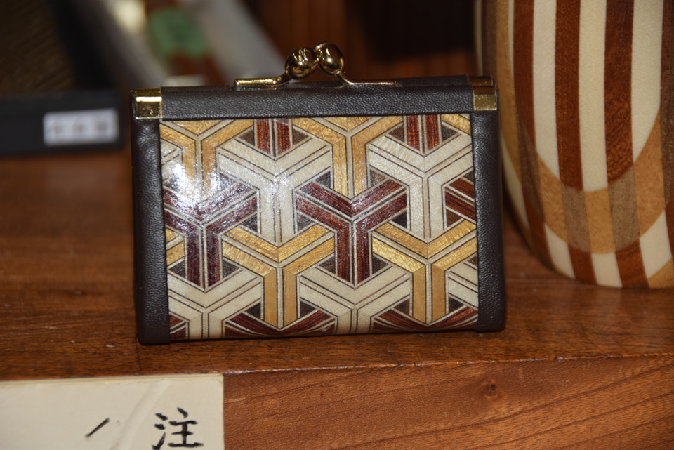 Ví được bọc bằng lá gỗ có họa tiết Yosegi-Zaiku