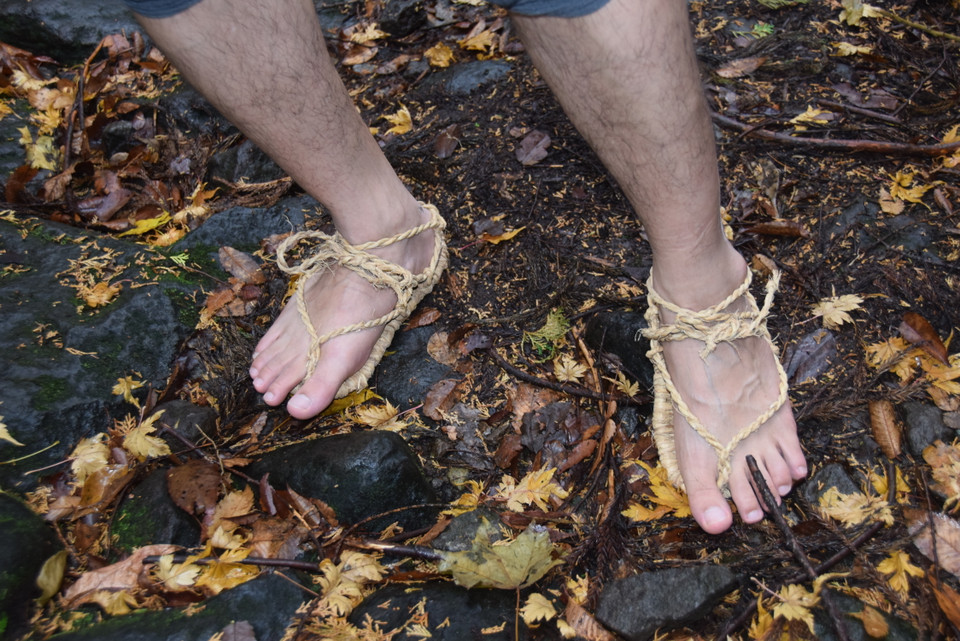 Đôi dép quai hậu bện bằng rơm dùng để leo núi thời kỳ Edo