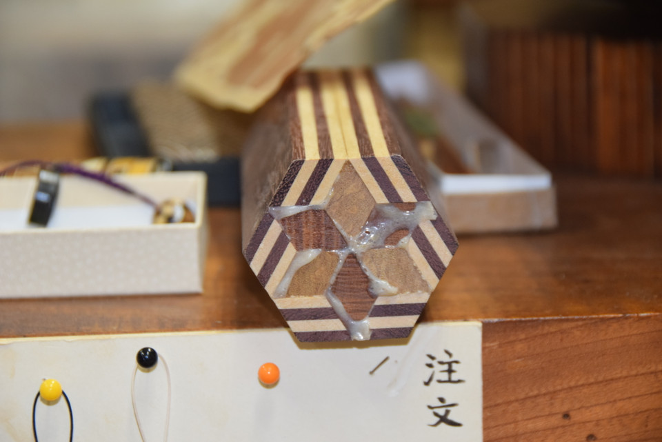 Một khối gỗ Yosegi-Zaiku sau khi được ghép xong