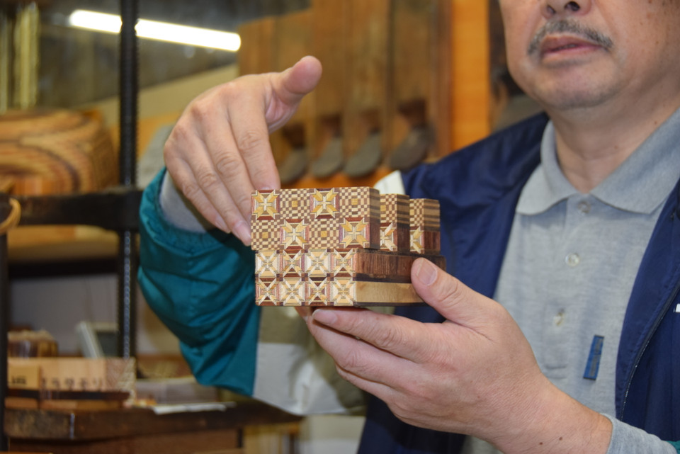 Nghệ nhân giới thiệu cách ghép các miếng gỗ thành khối gỗ có họa tiết mới