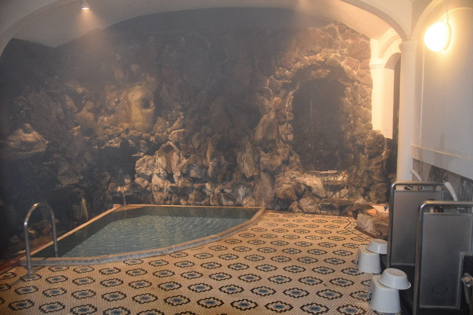 Bể tắm nước nóng onsen trong nhà tại một nhà nghỉ ở Hakone