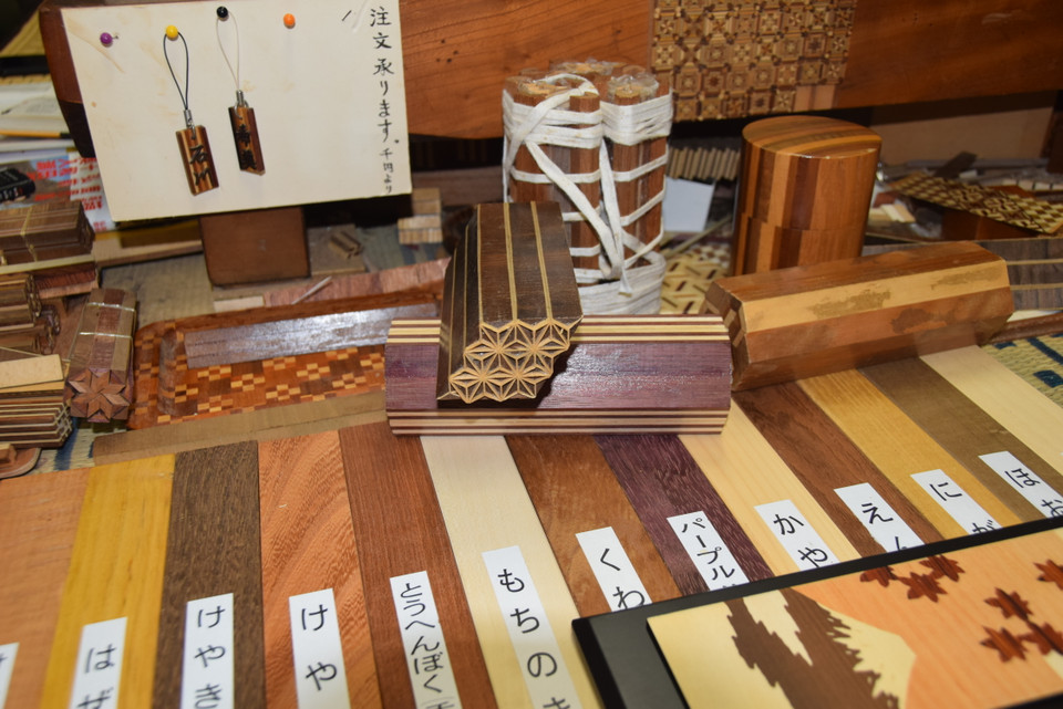 Các khối gỗ hình vuông và hình tròn được ghép tự nhiên từ nhiều bó gỗ nhỏ - Yosegi-Zaiku