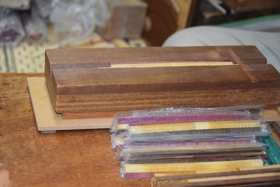 Dụng cụ dùng để gọt ra các thanh gỗ dài hình tam giác – Yosegi-Zaiku