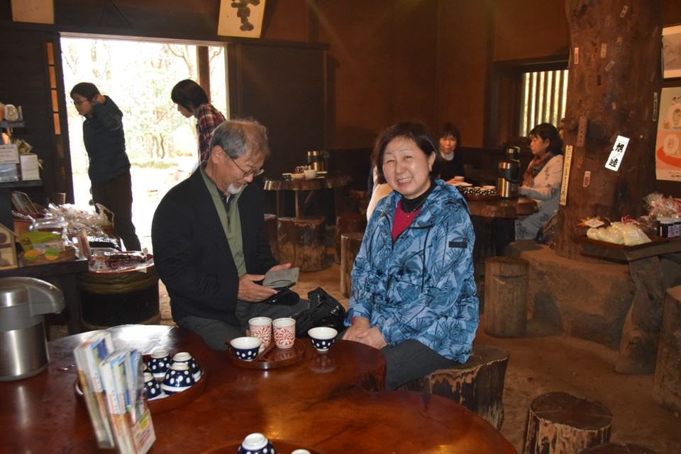 Du khách đang thưởng trà tại Hakone Amazake
