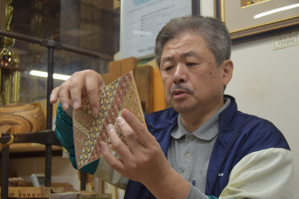 Một tấm lá gỗ Yosegi-Zaiku mỏng tang sau khi được bào ra từ khối gỗ