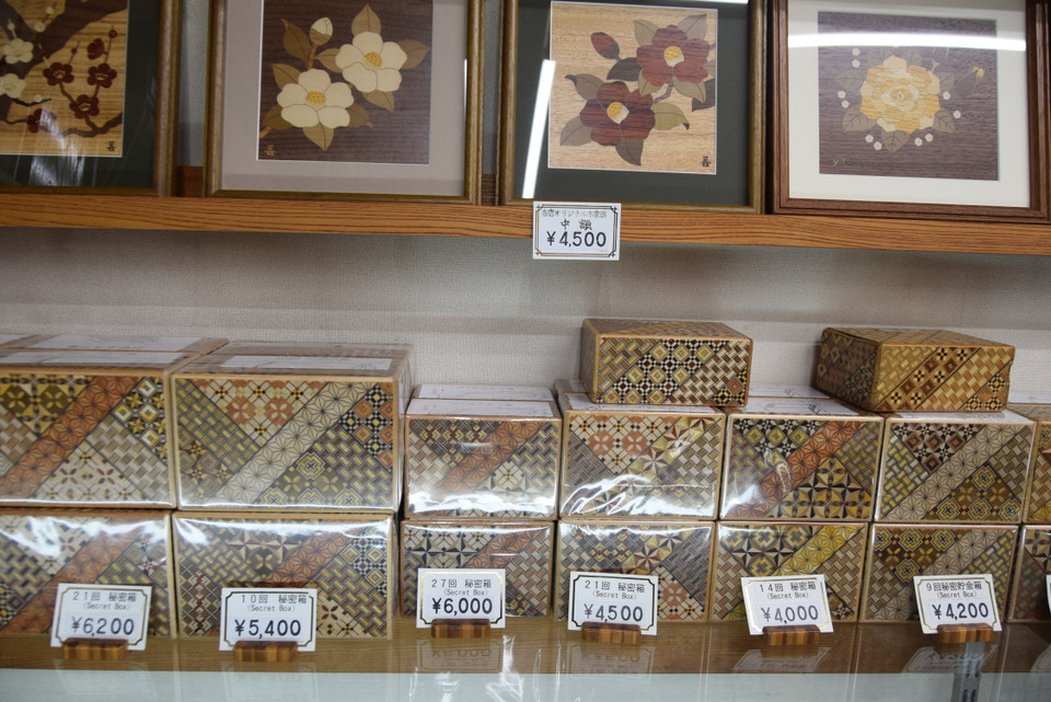 Hộp bí ẩn đủ các kích cỡ có giá từ 1 đến 1,5 triêu đồng – Yosegi-Zaiku