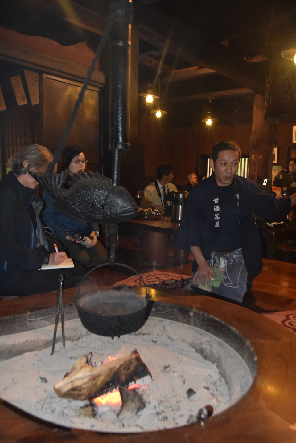 Chủ quán Hakone Amazake tiếp khách bên bếp lửa truyền thống 