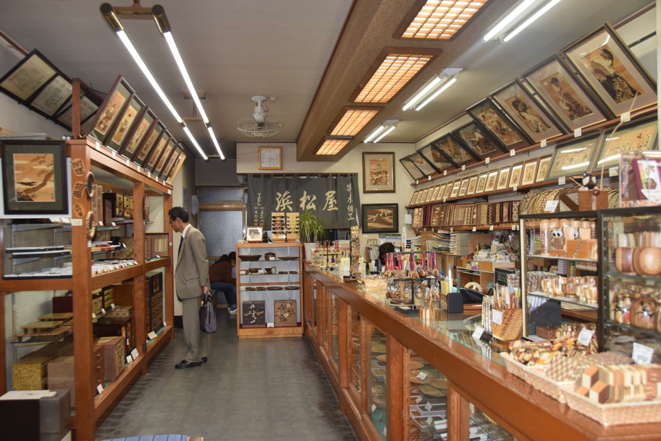 Một cửa hàng giới thiệu các sản phẩm Yosegi-Zaiku tại Hakone