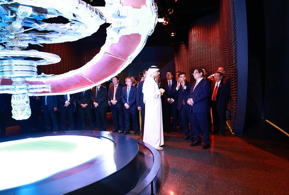 Thủ tướng Phạm Minh Chính tham quan Bảo tàng Tương lai tại thành phố Dubai, UAE. (Ảnh: Dương Giang/TTXVN)