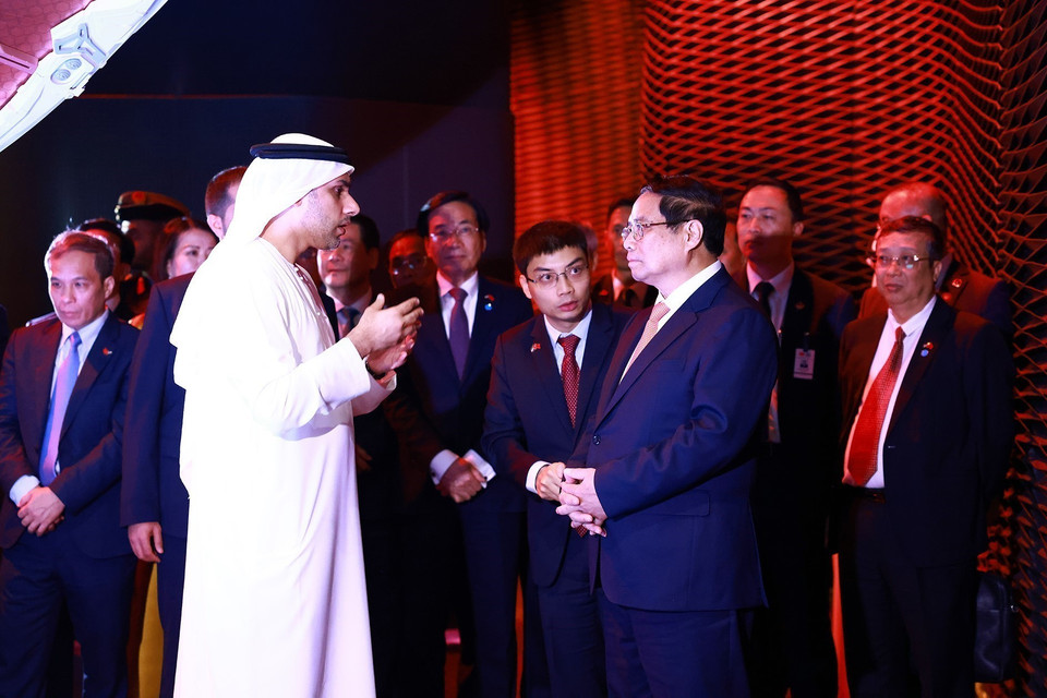 Thủ tướng Phạm Minh Chính tham quan Bảo tàng Tương lai tại thành phố Dubai, UAE. (Ảnh: Dương Giang/TTXVN)