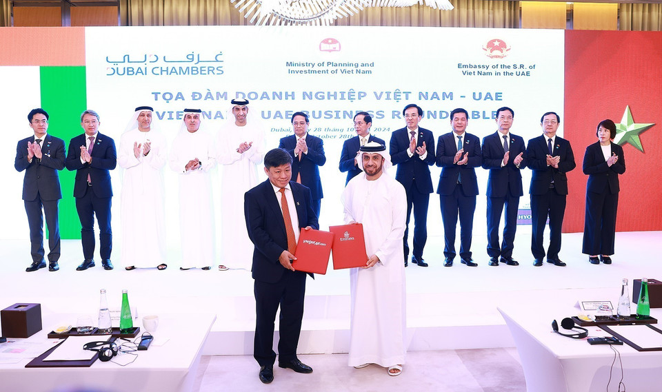 Thủ tướng Phạm Minh Chính chứng kiến Lễ trao các văn kiện hợp tác giữa các doanh nghiệp Việt Nam và UAE. (Ảnh: Dương Giang/TTXVN)