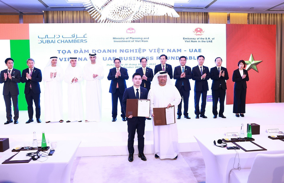 Thủ tướng Phạm Minh Chính chứng kiến Lễ trao các văn kiện hợp tác giữa các doanh nghiệp Việt Nam và UAE. (Ảnh: Dương Giang/TTXVN)