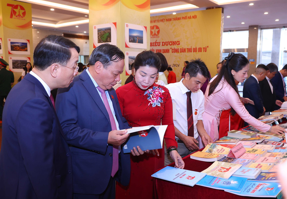 Các đại biểu tham quan trưng bày sách, ảnh, tài liệu tại hội nghị. (Ảnh: Văn Điệp/TTXVN)