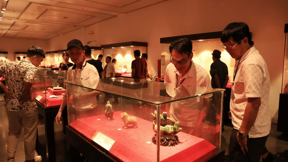 Khách tham quan Triển lãm. (Ảnh: Tuấn Anh/TTXVN)