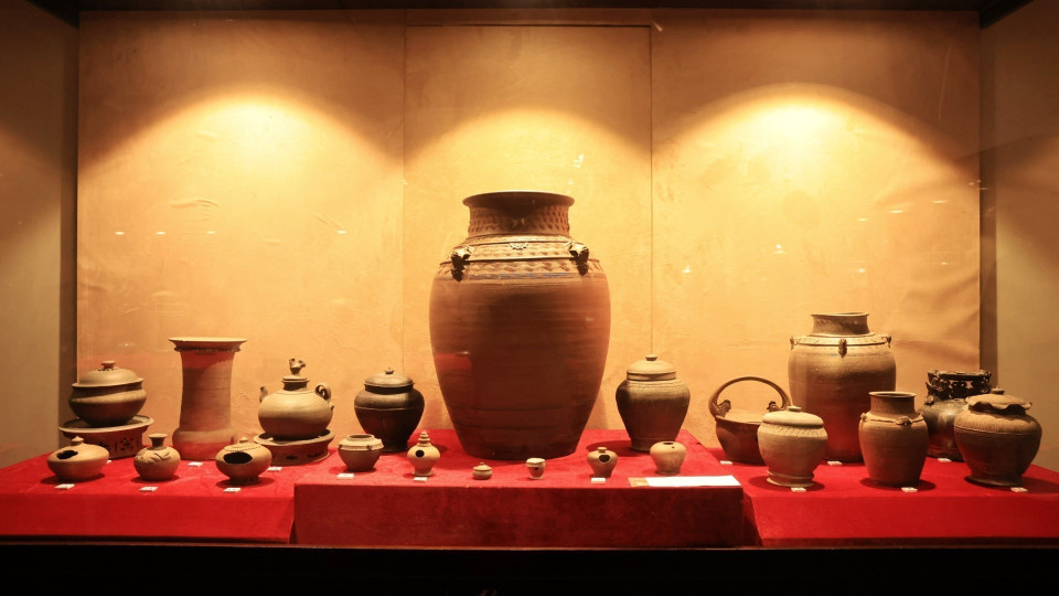 Nhiều cổ vật quý hiếm được trưng bày tại Triển lãm. (Ảnh: Tuấn Anh/TTXVN)