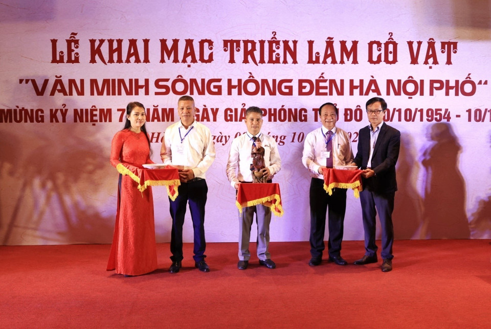 Đại diện các Hội cổ vật trao tặng cổ vật cho đại diện Bảo tàng Hà Nội. (Ảnh: Quỳnh Anh/TTXVN phát)