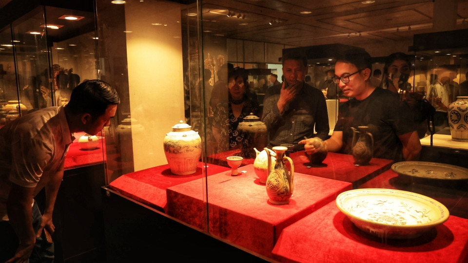 Khách tham quan các cổ vật được trưng bày tại Triển lãm. (Ảnh: Tuấn Anh/TTXVN)