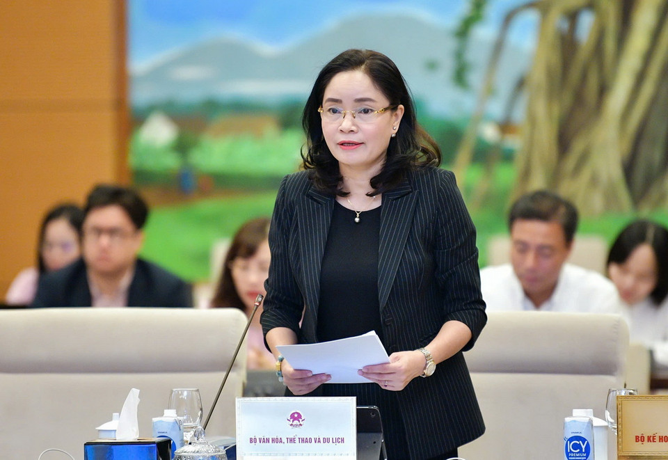 Thứ trưởng Bộ Văn hóa, Thể thao và Du lịch Trịnh Thị Thủy trình bày tóm tắt tờ trình. (Ảnh: Doãn Tấn/TTXVN)