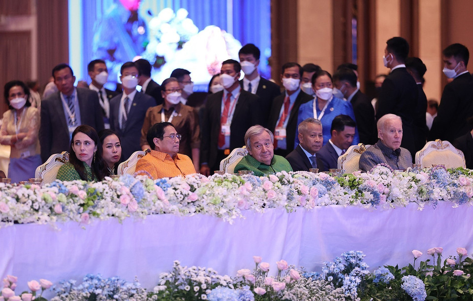  Tối 12/11, Thủ tướng Phạm Minh Chính và các trưởng đoàn tham dự Gala Dinner do Thủ tướng Campuchia, Chủ tịch ASEAN 2022 Samdech Techo Hun Sen chủ trì. (Ảnh: Dương Giang/TTXVN)