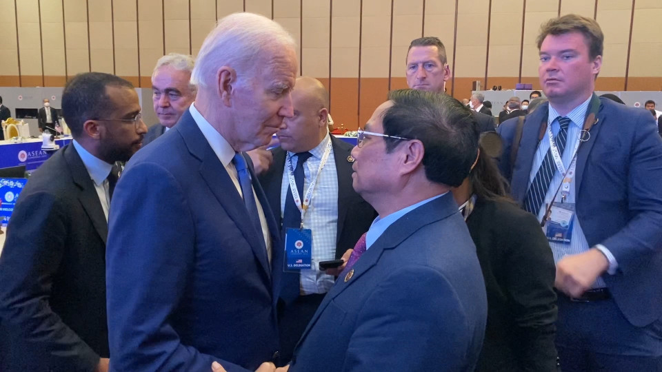 Thủ tướng Chính phủ Phạm Minh Chính trao đổi với Tổng thống Hoa Kỳ Joe Biden. (Ảnh: Dương Giang/TTXVN)