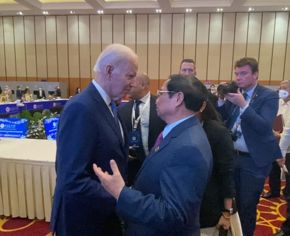 Thủ tướng Chính phủ Phạm Minh Chính trao đổi với Tổng thống Hoa Kỳ Joe Biden. (Ảnh: Dương Giang/TTXVN)