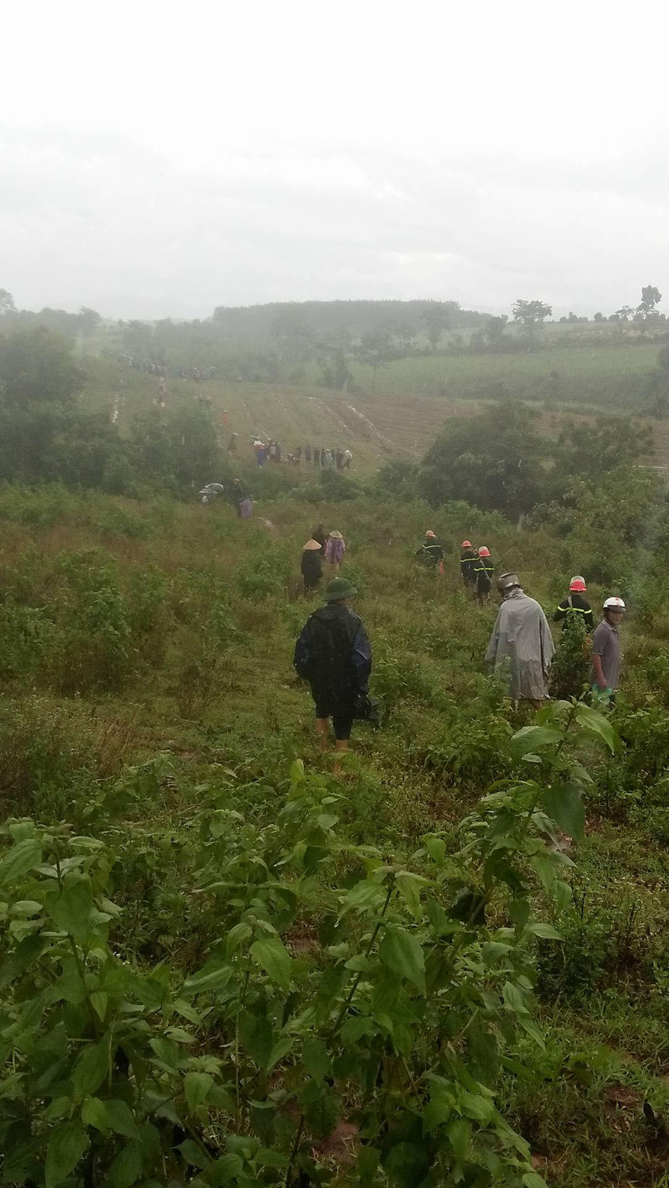 Chiều 26/7, thông tin từ người dân xã Nghĩa Yên, huyện Nghĩa Đàn, Nghệ An cho biết vừa có một máy bay quân sự rơi tại làng Dừa, xã Nghĩa Yên, huyện Nghĩa Đàn. (Ảnh: Nguyễn Văn Nhật/Vietnam+)