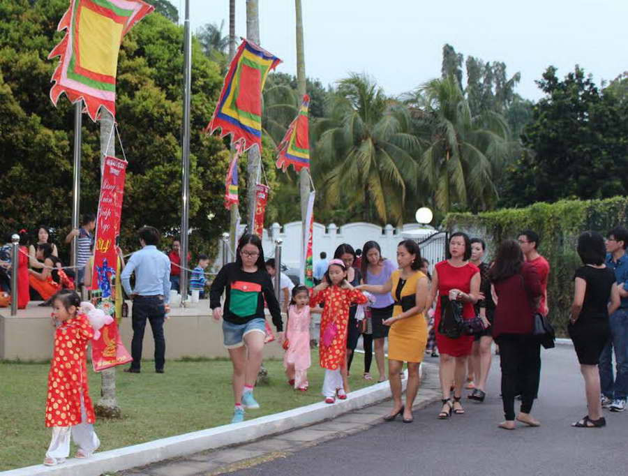 Không khí Tết tràn ngập. (Ảnh: Lê Hải/Singapore)