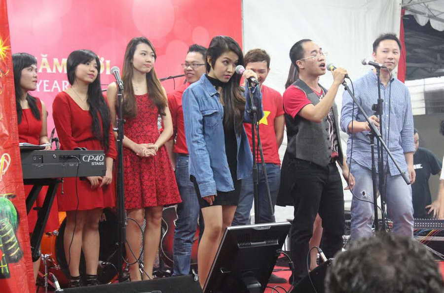 Biểu diễn văn nghệ. (Ảnh: Lê Hải/Singapore)